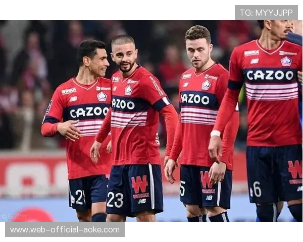 洛里昂主场球迷庆祝：球队2-0昂热取关键三分