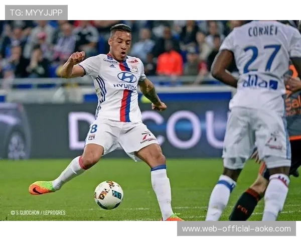 终场哨响,里昂队长托利索与队友相拥庆祝里程碑胜利 终场哨响,里昂队长托利索与队友相拥庆祝里程碑胜利