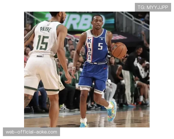 场边记录：国王队迈克·布朗教练多次因球队低位防守失位，向裁判激烈抱怨